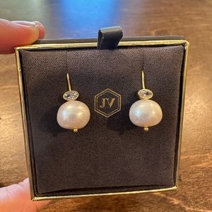 Julie Vos Marguerite Pearl Earring, NWT. Includes original box & dust bag.